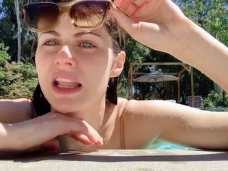 Sexy Alexandra Daddario pronkt met haar geweldige borsten
