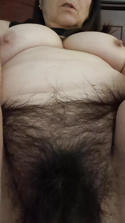 熟女欣賞自己肥美多毛的騷穴