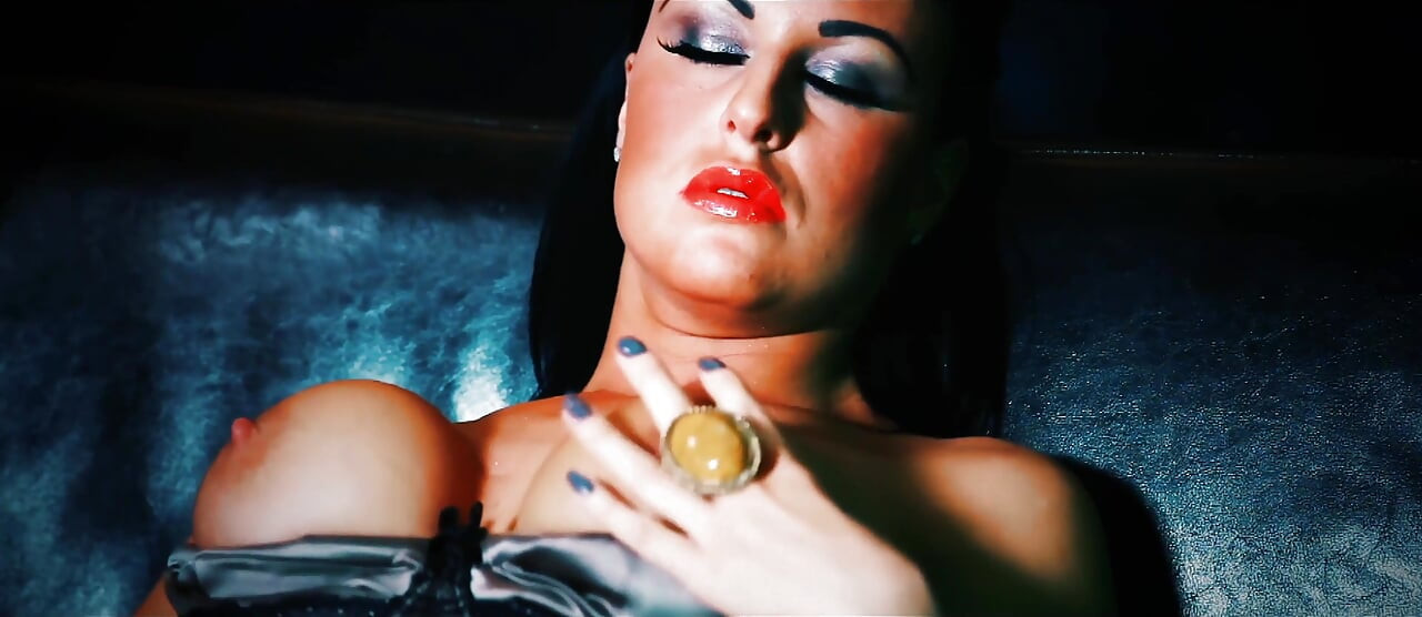 Lissa Love iz bırakmak için pin-up tarzı baştan çıkarma kullanıyor