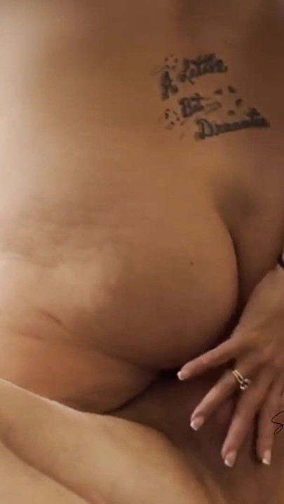 Momento poderoso de "Ela pula no pau para uma gozada interna rápida"