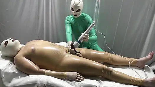 Latex danielle - dokter memeriksa pasiennya