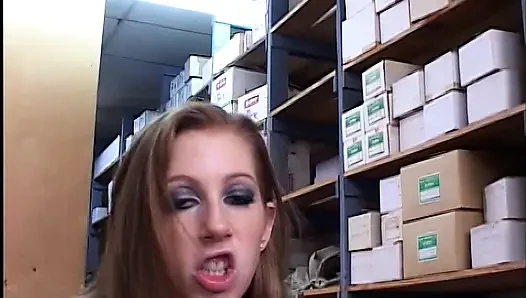 Горячая юная блондинка подсела на много