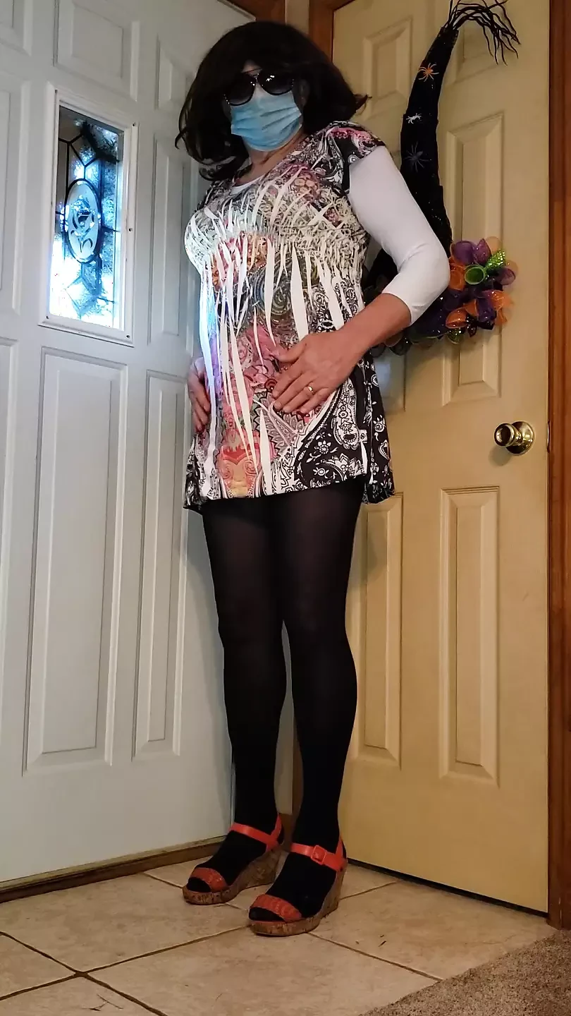 Crossdresser trong chiếc váy mini mới gợi cảm của tôi.
