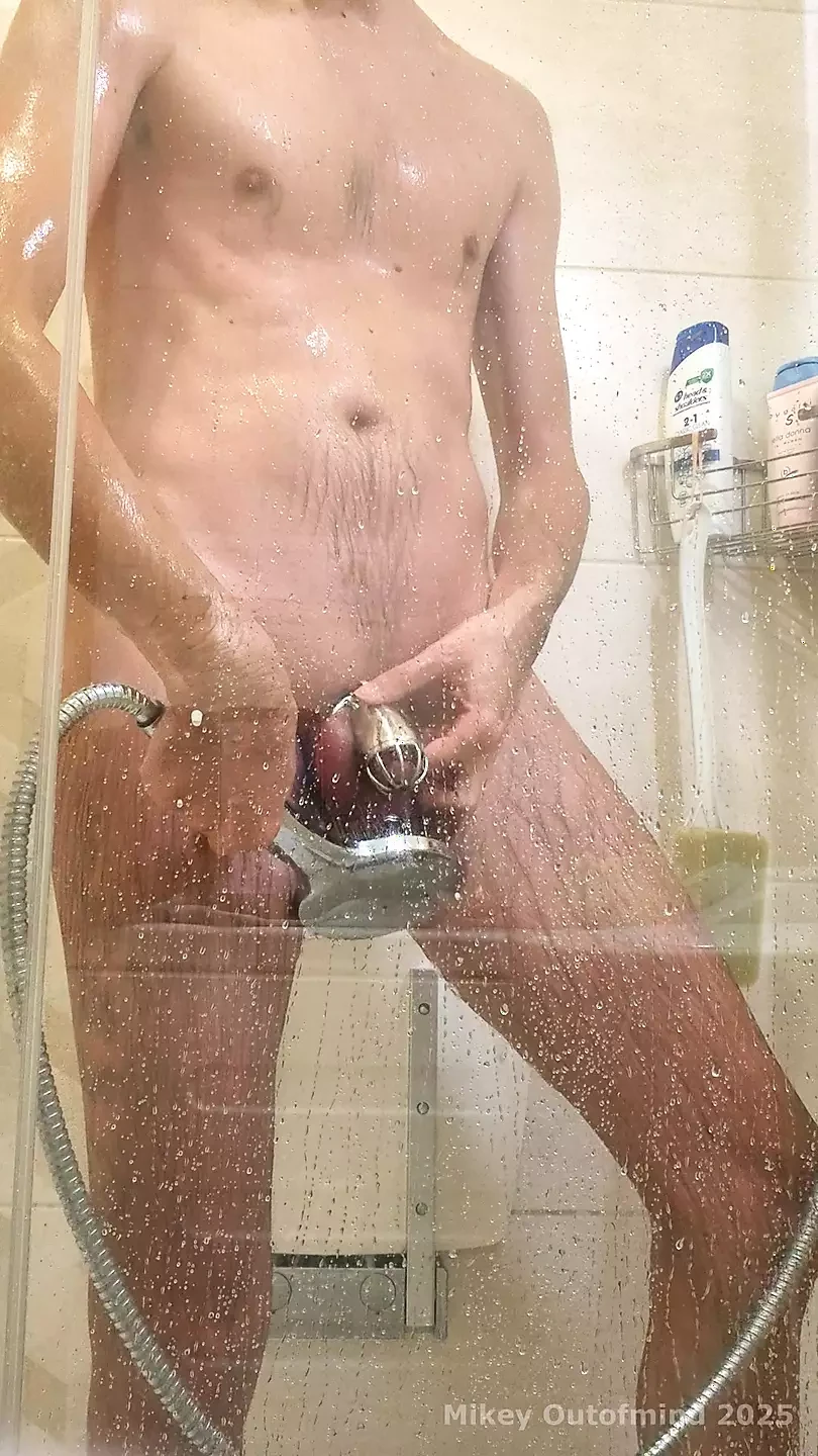 被锁在贞操笼里洗澡