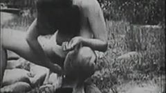 야외에서 즐기는 구식 그룹 섹스(1950년대 빈티지)