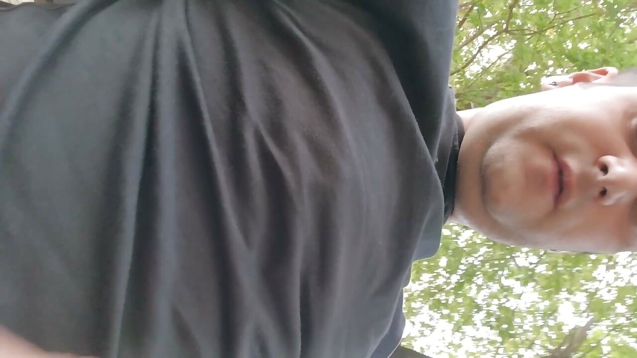 Fumando al aire libre y mostrando bolas y polla suave sin cortar