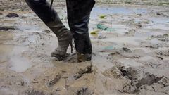 Due tailandesi con gli stivali alla coscia nuotano nel fango !!!