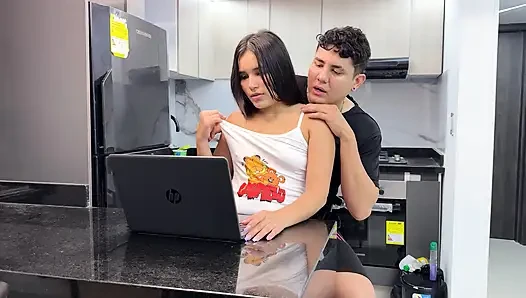 Adik tiriku pengen nyepong kontol besarku waktu kami lagi masakin makanan