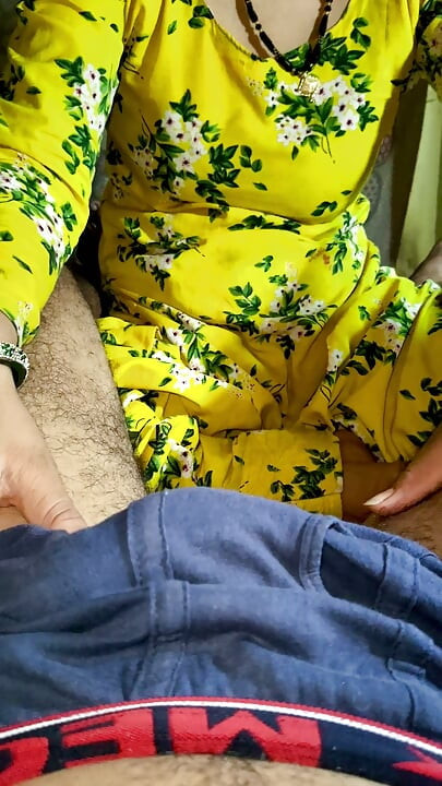 Üvey kız kardeş sik emmeyi ve parmak seks yapmayı seviyor