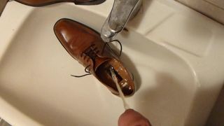 Писсинг в мужскую туфлю