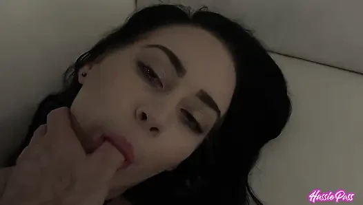 19 yaşındaki bambi black evin etrafında tuğla tehlikesini emiyor ve sikiyor
