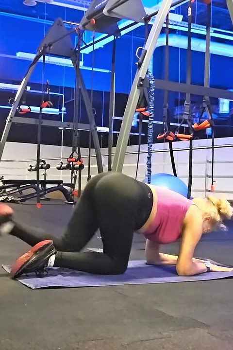 Zpocený trénink v tělocvičně.