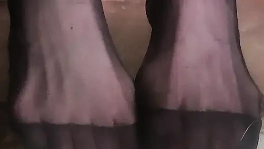 Поклонение ступням хорошей девушки в черных колготках в видео от первого лица, инструкция по