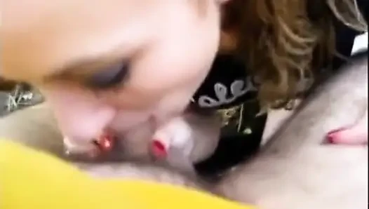 Pelacur amatir pirang memberikan blowjob terangsang di luar ruangan dengan facial