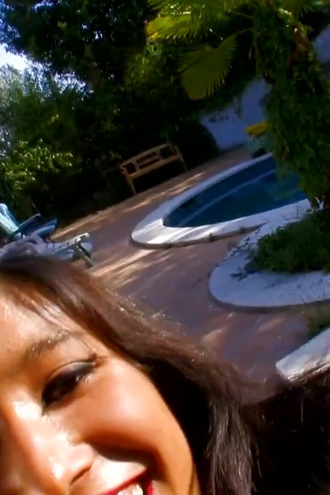 Dolce Elektra: Napalona arabska Dolce Elektra Robienie gorącego striptiz przy basenie