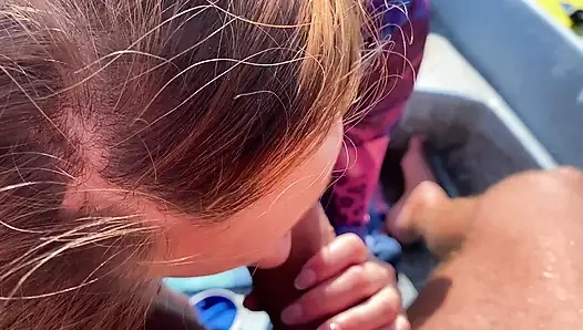 Он взял лодку, чтобы использовать мою мочу, киску и сперму