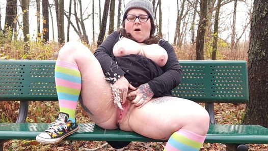 La bbw squirta sul sentiero nella natura