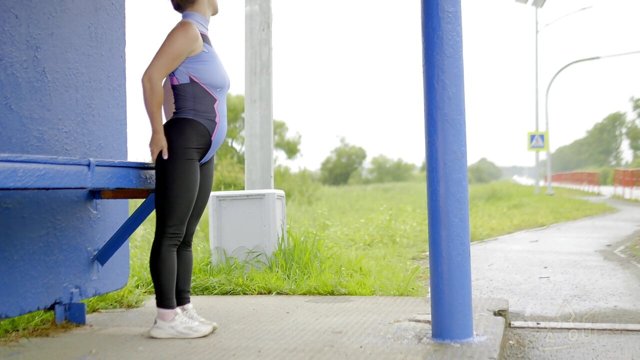 98- Sfw ao ar livre. Eu brinco com motoristas de passagem com meu vídeo ao ar livre em leggings e um body apertado! Você gosta da minha aparência?