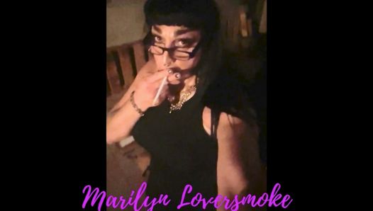 Marilyn raucht nach Einbruch der Dunkelheit