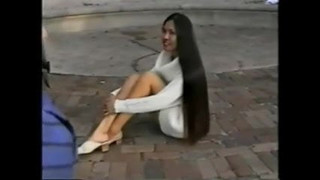 Amy, cabelo super longo, brinca no parque