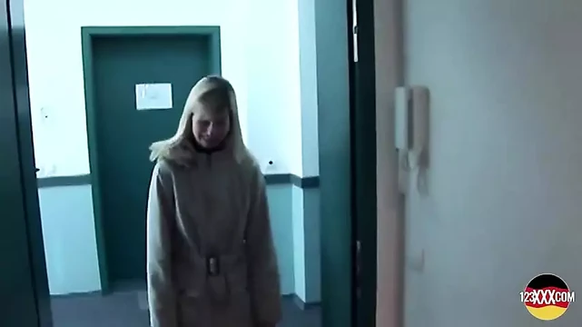 She Adores Masturbating on a Chair While You Watch