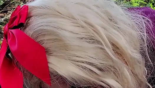 Pelacur rambut pirang nyepong kontol ayah