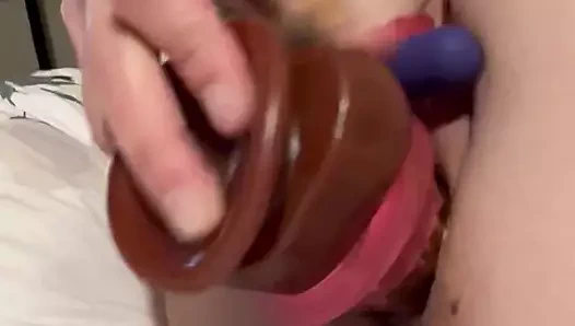 Trixie Valentine поглаживает хорошенькую киску с большим черным членом-дилдо