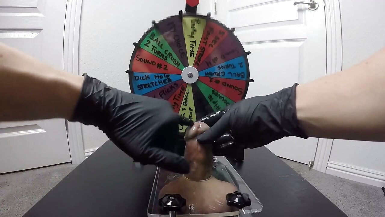 Mijn stiefmoeder speelt roulette met mijn lul en perst alle sappen eruit