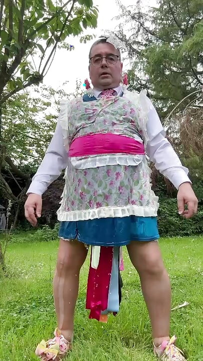 병으로 오줌 샤워하는 정원사 복장
