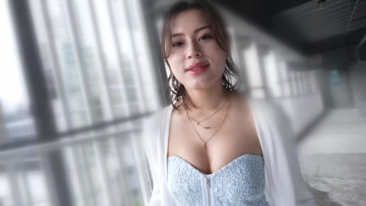Bekas setiausaha bank Eropah utama, kini sugarmomma yang aktif. Penerbangan pertama semasa pulang sementara ke Jepun.