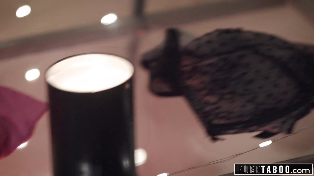 欲求不満のカップルはベビーシッターとセックスしたい