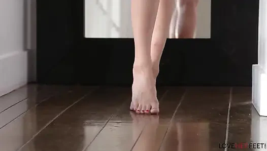 Das atemberaubende schätzchen sydney cole bekommt ihre füße vollgespritzt