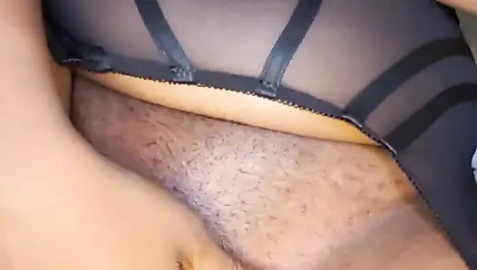 Aku lagi asik fingering memeknya sampai kencing di memekku