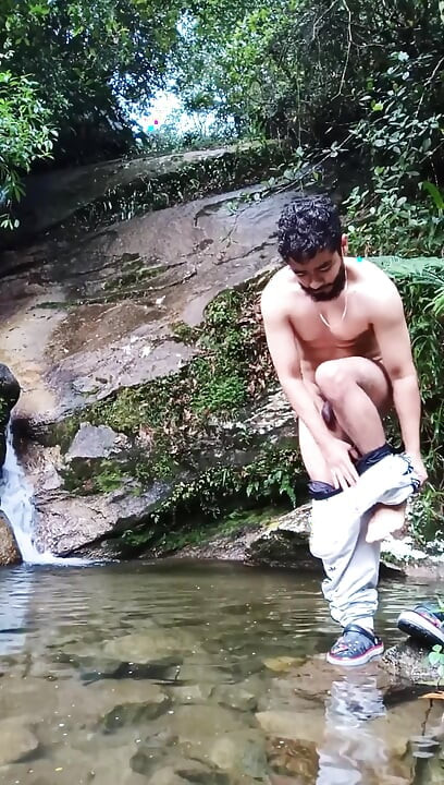 En Un Paseo Al Río - Masturbación Y Orina Al Aire Libre