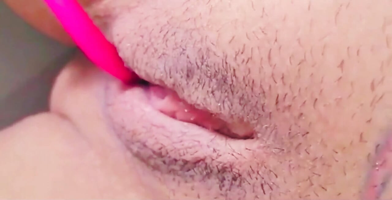 נערת סווינג הקליטה וידאו עם הנרתיק הבשרני שלה.