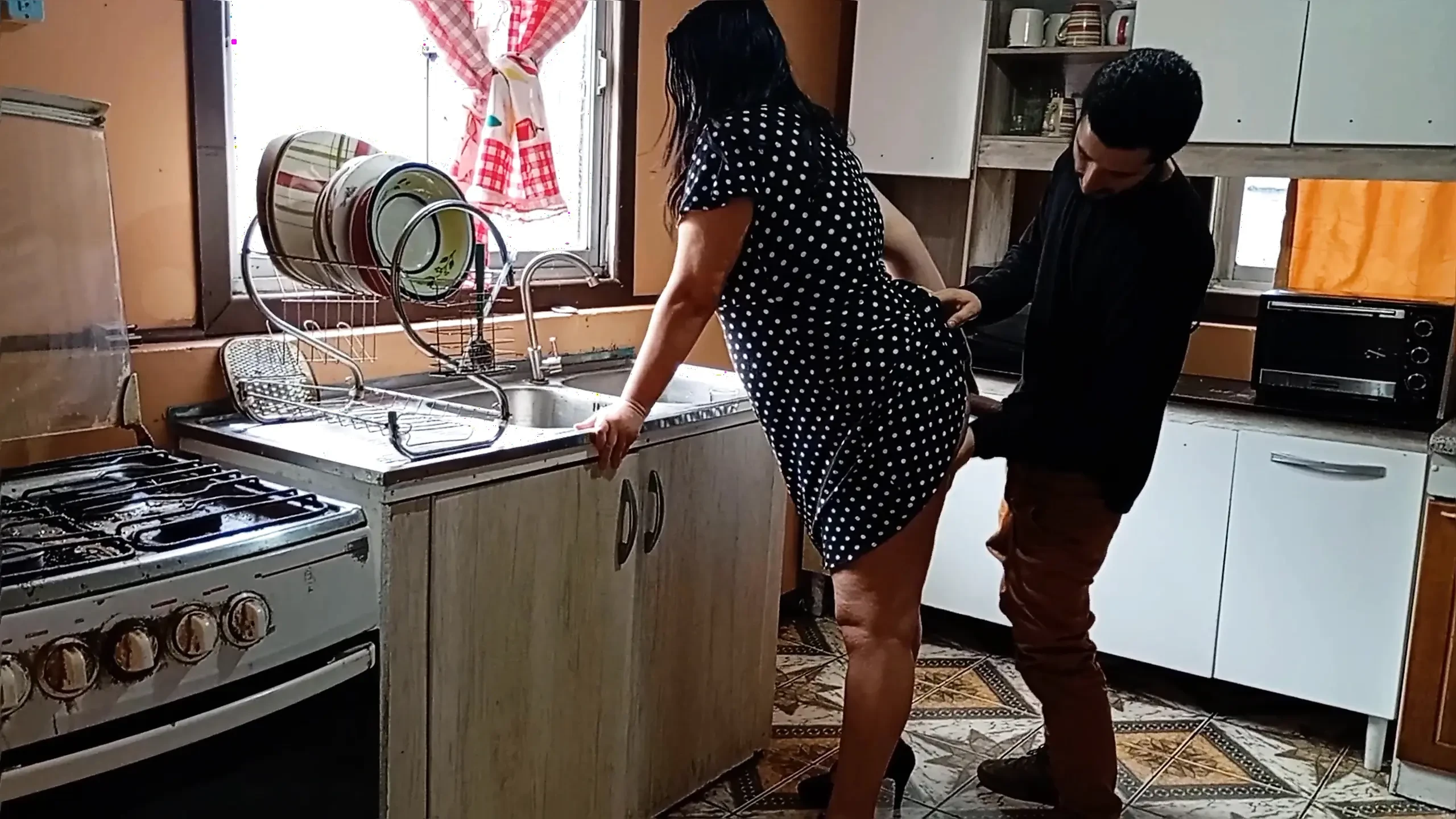 如果你发现你的继母在厨房操她的继侄，你会怎么做？你会指责她不忠吗？