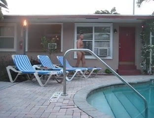 Masturbando nua na piscina do hotel