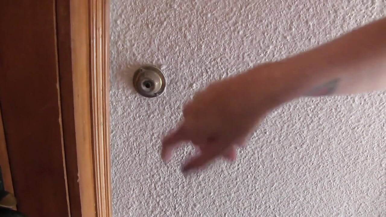 Horny chick gets fingers thrust in her cunt on couch