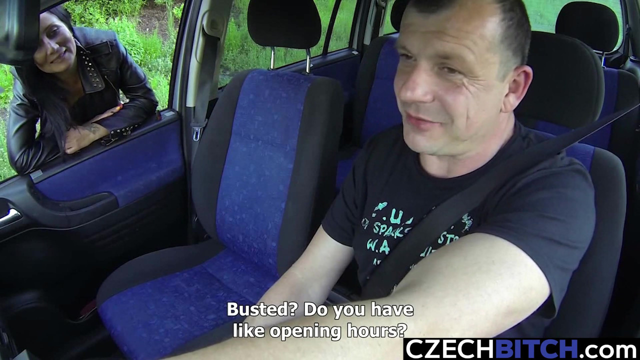 美丽的街头妓女舔客户的屁股