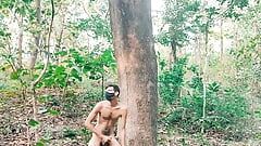 長いペニスの射精で踊る森のセックスヌード男性