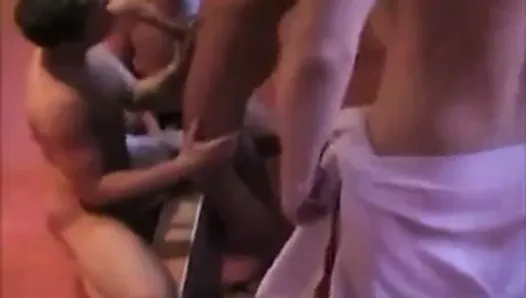 Cara tesudo caça str8 meninos no clube de sauna