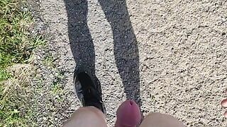 Caminando afuera con solo calcetines y zapatos.