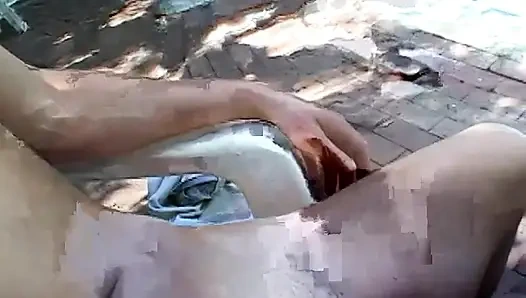 Cüce havuz başında yarak emdikten sonra sert sikiliyor