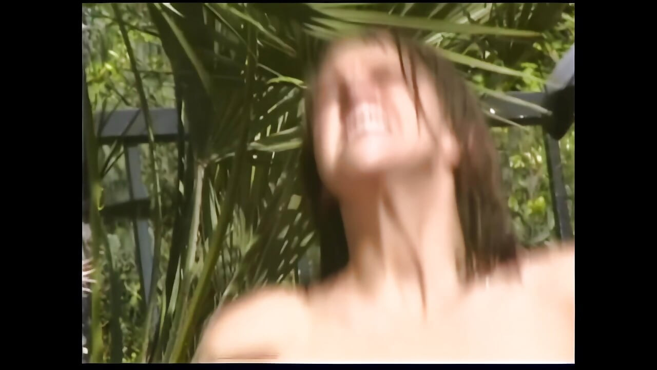 イブ・ローレンスはプールサイドで大きな男にためらうことなく犯された