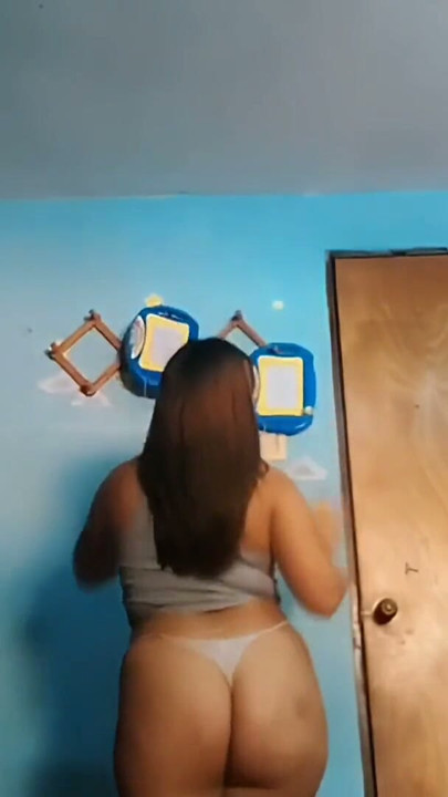 Latina à gros cul qui twerk en shorty | Clip 2