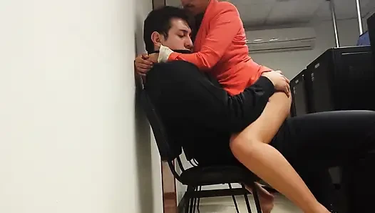 Aku nggak sabar nunggu lagi dan kami lagi asik di kantor!