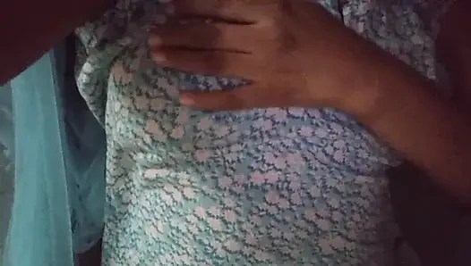Wanita Sri Lanka merayu pasangannya melalui panggilan video sampai orgasme hanya dengan toket besar dan memek basah