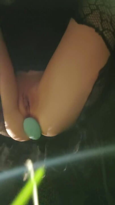 Cắm sextoy rung hậu môn và xé quần tất không mặc quần lót