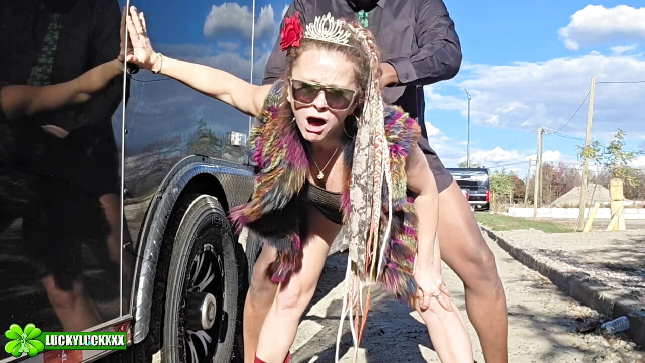 الفتاة المحظوظة أناستازيا - الأوكرانية الحارة تتناك في موقف السيارات