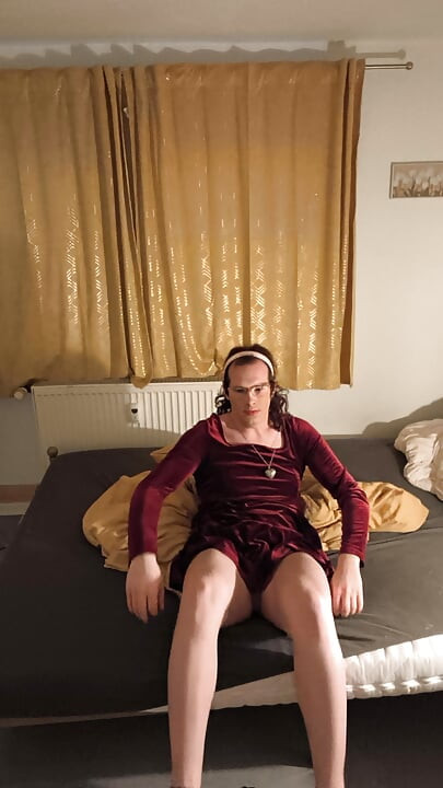 Мастурбирую и Комшот в сексуальном платье